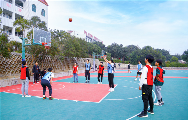  校园篮球蓬勃发展，基层培养见成效