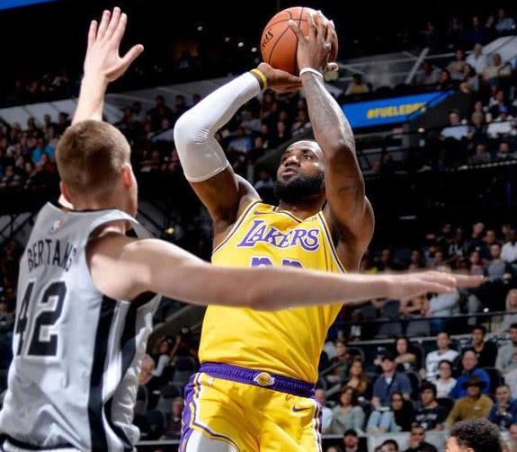  詹姆斯里程碑之夜，湖人擒获国王迎五连胜