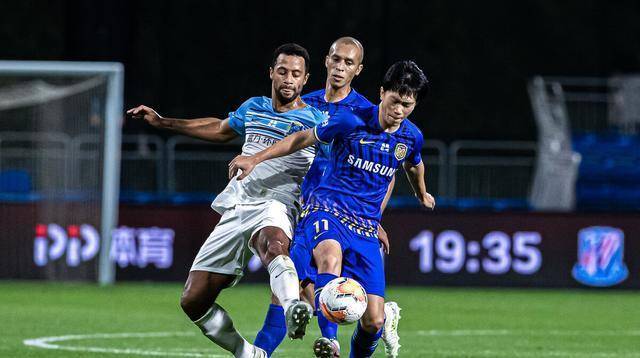  中场核心远射世界波，助球队登顶榜首