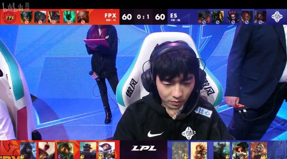 电竞选手沉着应战彰显大将风范