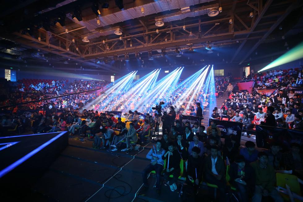  电竞场馆座无虚席，粉丝热情点燃赛场氛围  