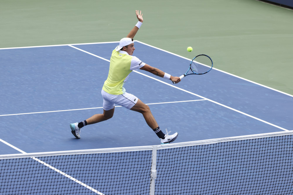  发球测速仪刷新纪录，萨弗林卡轰出二百一十公里极速  